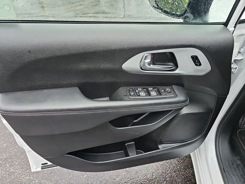 Used 2025 Chrysler Pacifica Limited FWD image 19