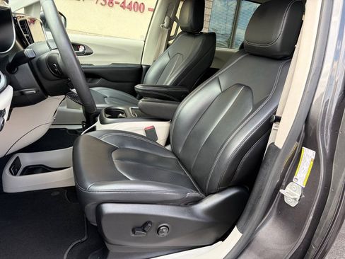 Used 2023 Chrysler Pacifica Touring-L FWD image 9