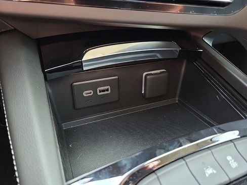 Used 2023 Buick Envision Essence image 22