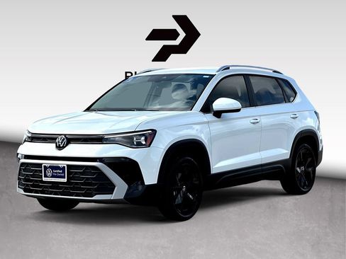 Used 2025 Volkswagen Taos SE FWD image 4