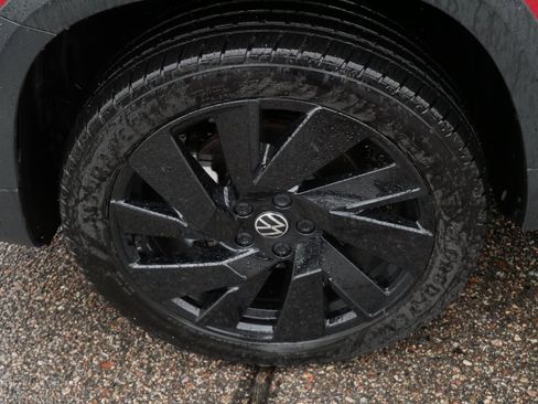 Used 2024 Volkswagen Taos SE w/ Panoramic Sunroof Package image 15