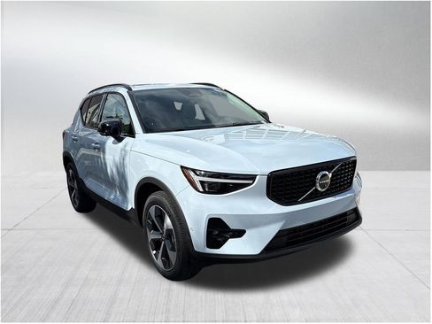 New 2026 Volvo XC40 B5 Plus w/ Protection Package Premier image 3