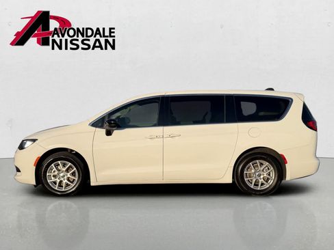 Used 2024 Chrysler Voyager LX FWD image 3
