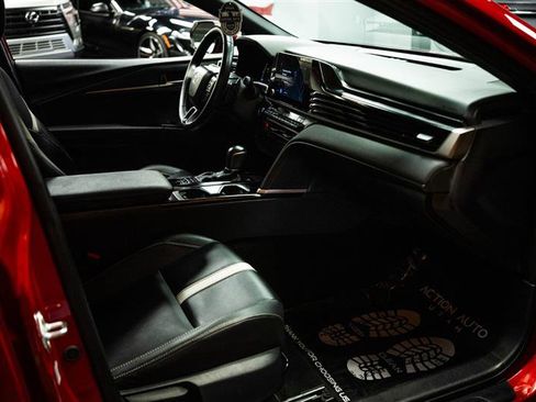 Used 2025 Toyota Camry SE w/ Convenience Package image 13