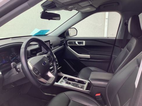 Used 2022 Ford Explorer XLT w/ Equipment Group 202A AWD/4WD image 13