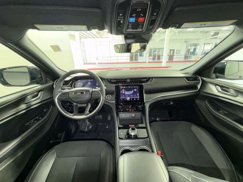 Used 2025 Jeep Grand Cherokee Altitude image 22