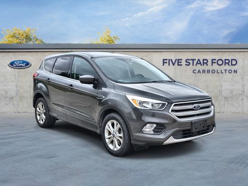 Used 2019 Ford Escape SE image 1