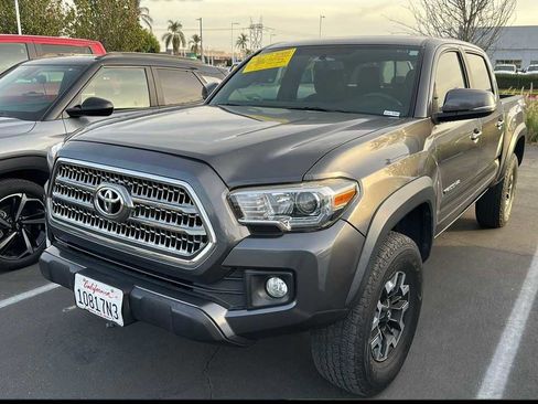 Used 2017 Toyota Tacoma TRD Off-Road image 1
