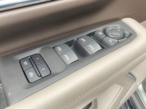 Used 2024 GMC Yukon SLT w/ SLT Luxury Package image 19