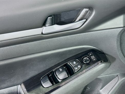 Used 2024 Nissan Altima 2.5 SR FWD image 15