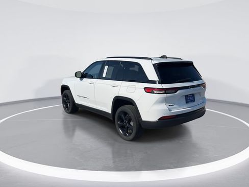 Used 2022 Jeep Grand Cherokee Altitude AWD/4WD image 5