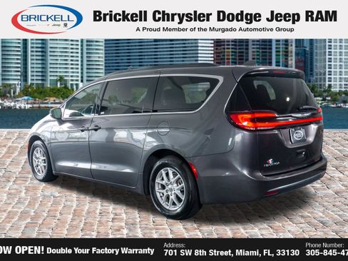 Used 2022 Chrysler Pacifica Touring-L FWD image 5
