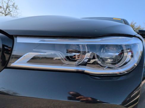 Used 2019 BMW 750i w/ M Sport Package image 3