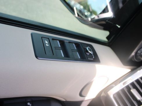 Used 2019 Land Rover Discovery SE AWD/4WD image 41