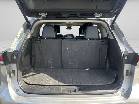 Used 2022 Toyota Highlander XLE AWD/4WD image 11