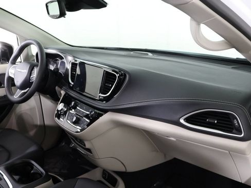 Used 2024 Chrysler Pacifica Limited FWD image 27
