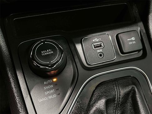 Used 2021 Jeep Cherokee Limited image 33