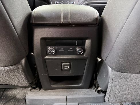 Used 2020 Chevrolet Traverse LT FWD image 25