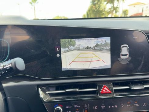 Used 2025 Kia Niro EX Touring FWD image 17