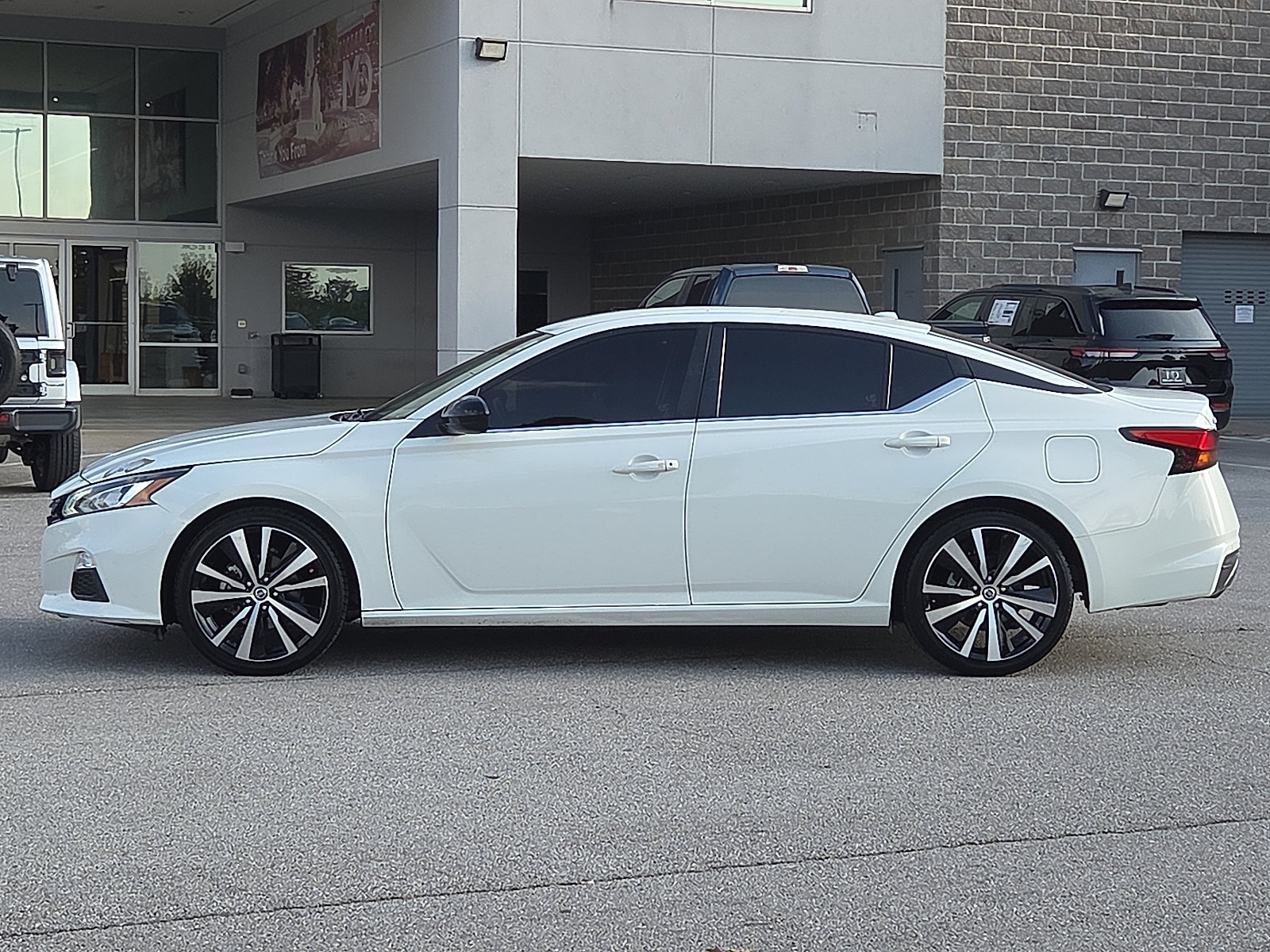 Used 2021 Nissan Altima 2.5 SR FWD image 3