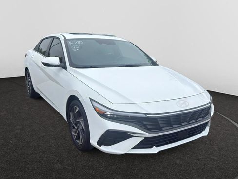 Used 2025 Hyundai Elantra Limited FWD image 3