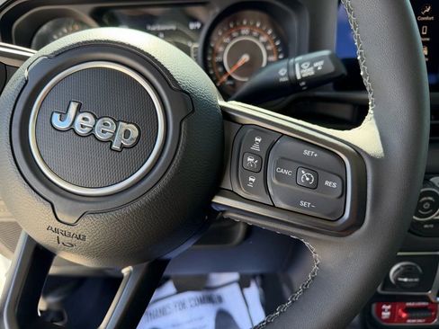 Used 2025 Jeep Gladiator Mojave w/ Convenience Group image 17