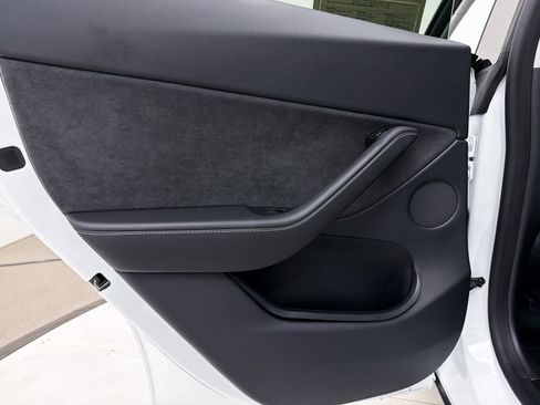 Used 2024 Tesla Model Y Long Range AWD/4WD image 22