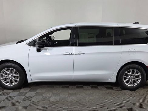 New 2025 Chrysler Pacifica Select image 4