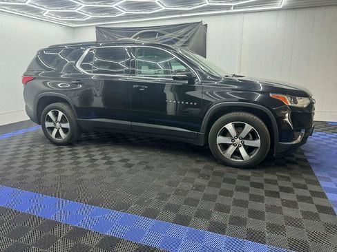 Used 2020 Chevrolet Traverse LT w/ LT Premium Package AWD/4WD image 2