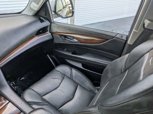 Used 2018 Cadillac Escalade Premium Luxury AWD/4WD image 19