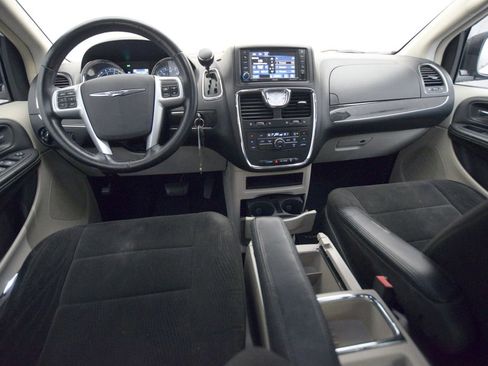 Used 2012 Chrysler Town & Country Touring image 17