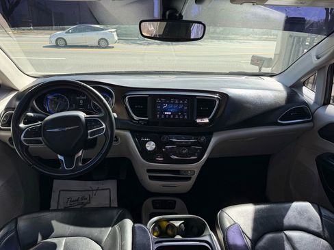 Used 2018 Chrysler Pacifica Touring-L image 12