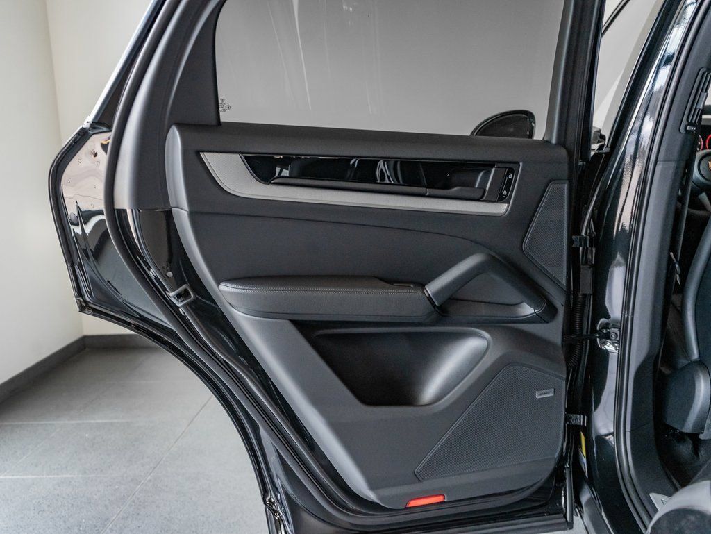 Certified 2025 Porsche Cayenne Coupe AWD/4WD image 24
