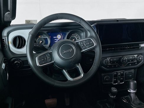 Used 2025 Jeep Wrangler Unlimited Sahara AWD/4WD image 17