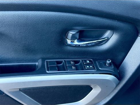 Used 2021 Nissan Titan SV image 15