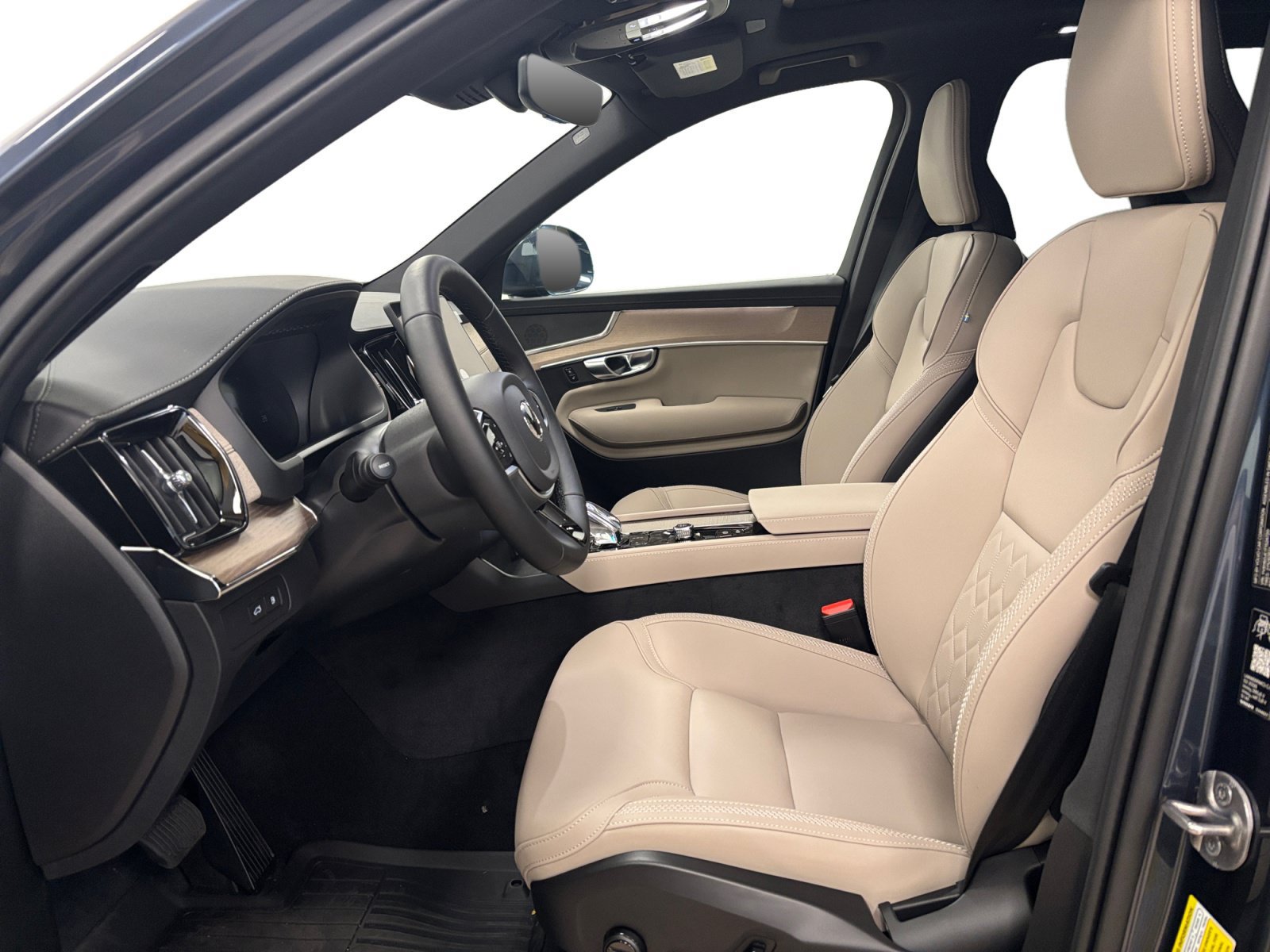 New 2026 Volvo XC90 T8 Plus w/ Protection Package AWD/4WD image 11