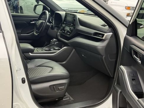 Used 2022 Toyota Highlander XSE FWD image 17