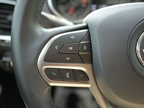 Used 2019 Jeep Cherokee Latitude Plus AWD/4WD image 32