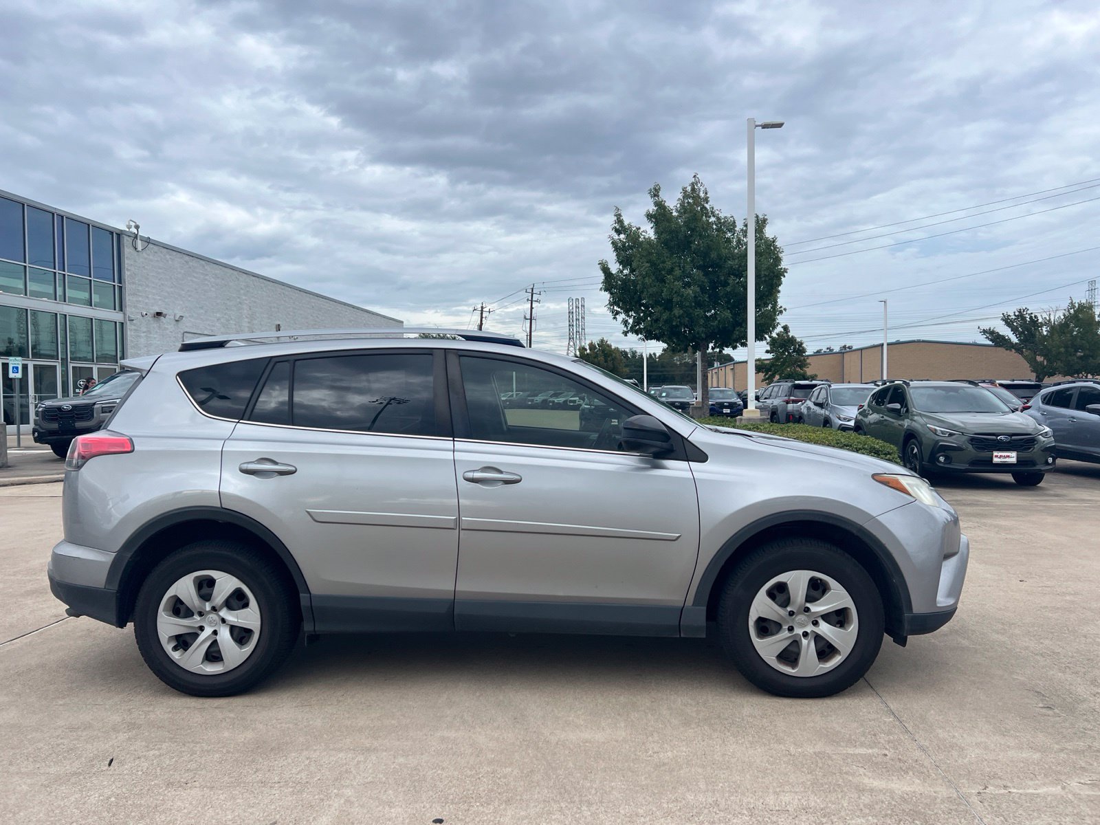 Used 2018 Toyota RAV4 LE FWD image 3