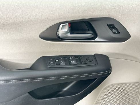 Used 2024 Chrysler Pacifica Touring-L image 25