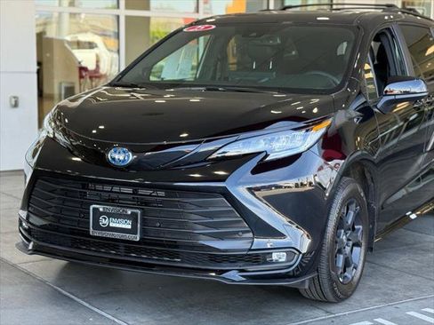 Certified 2025 Toyota Sienna XLE Woodland Edition AWD/4WD image 3