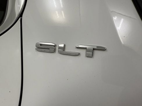 Used 2023 GMC Acadia SLT image 15