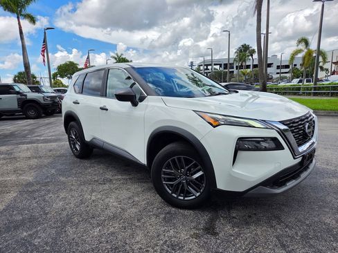 Used 2023 Nissan Rogue S FWD image 2