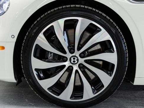 Used 2026 Bentley Flying Spur Plug-In Hybrid image 17