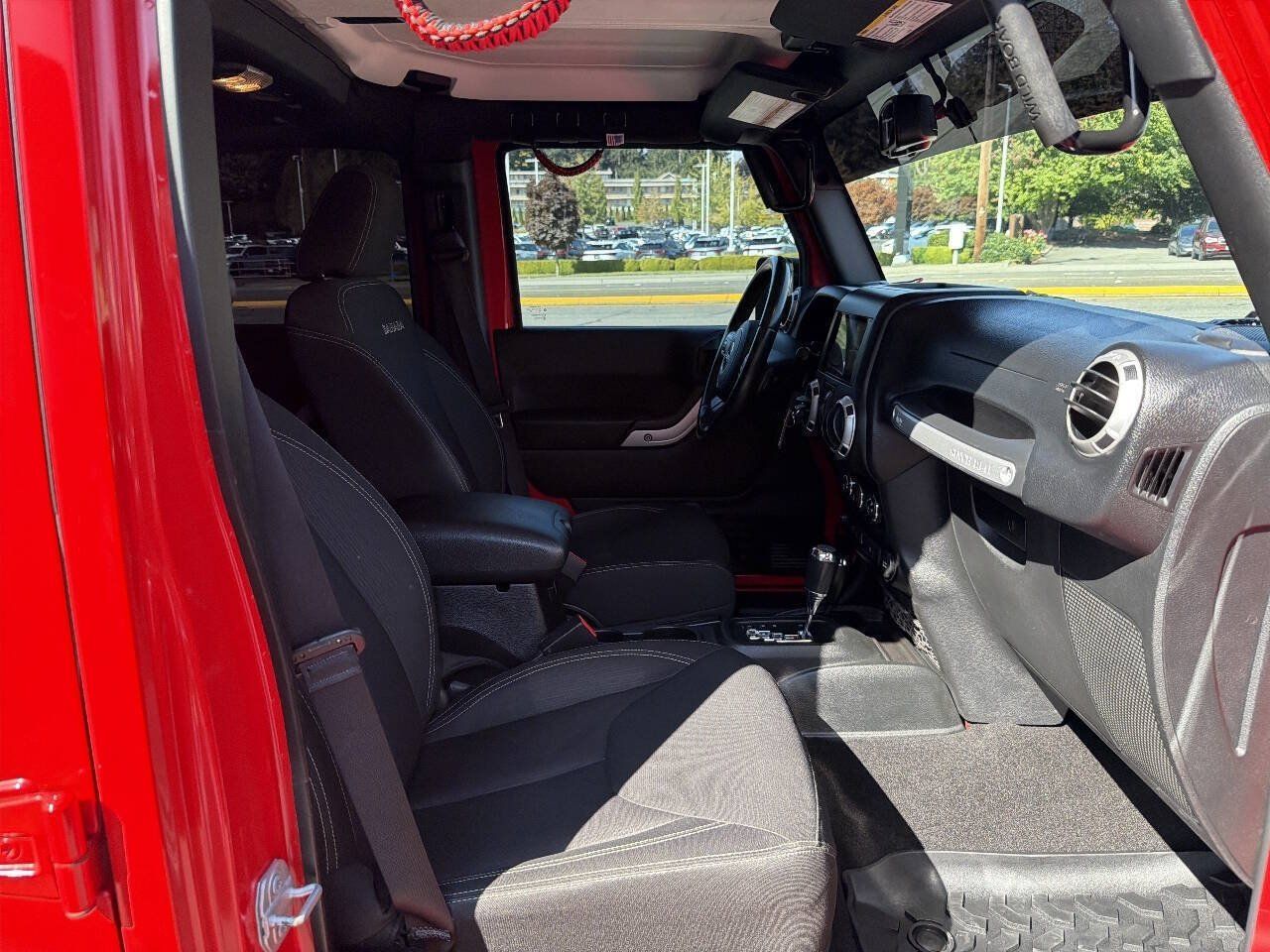 Used 2017 Jeep Wrangler Unlimited Sahara AWD/4WD image 21