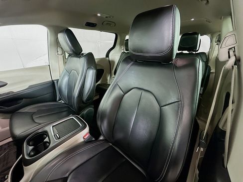 Used 2023 Chrysler Pacifica Touring-L image 19