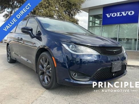 Used 2018 Chrysler Pacifica Limited image 1