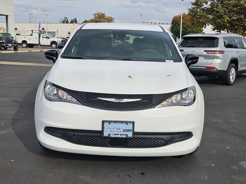 New 2026 Chrysler Voyager LX image 9