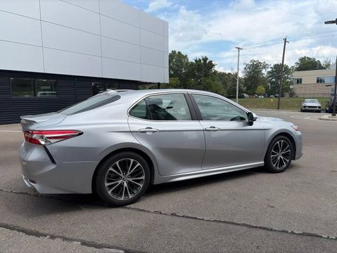 Used 2020 Toyota Camry SE FWD image 3