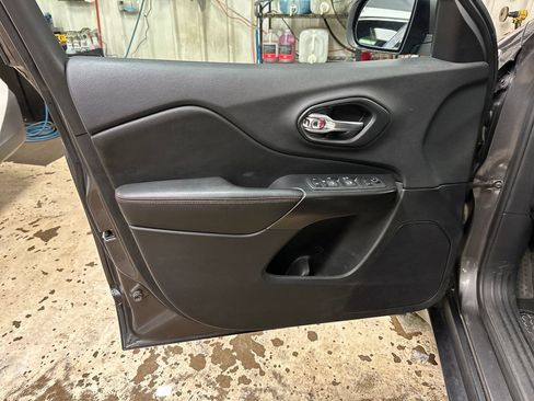 Used 2019 Jeep Cherokee Trailhawk w/ Cold Weather Group AWD/4WD image 15